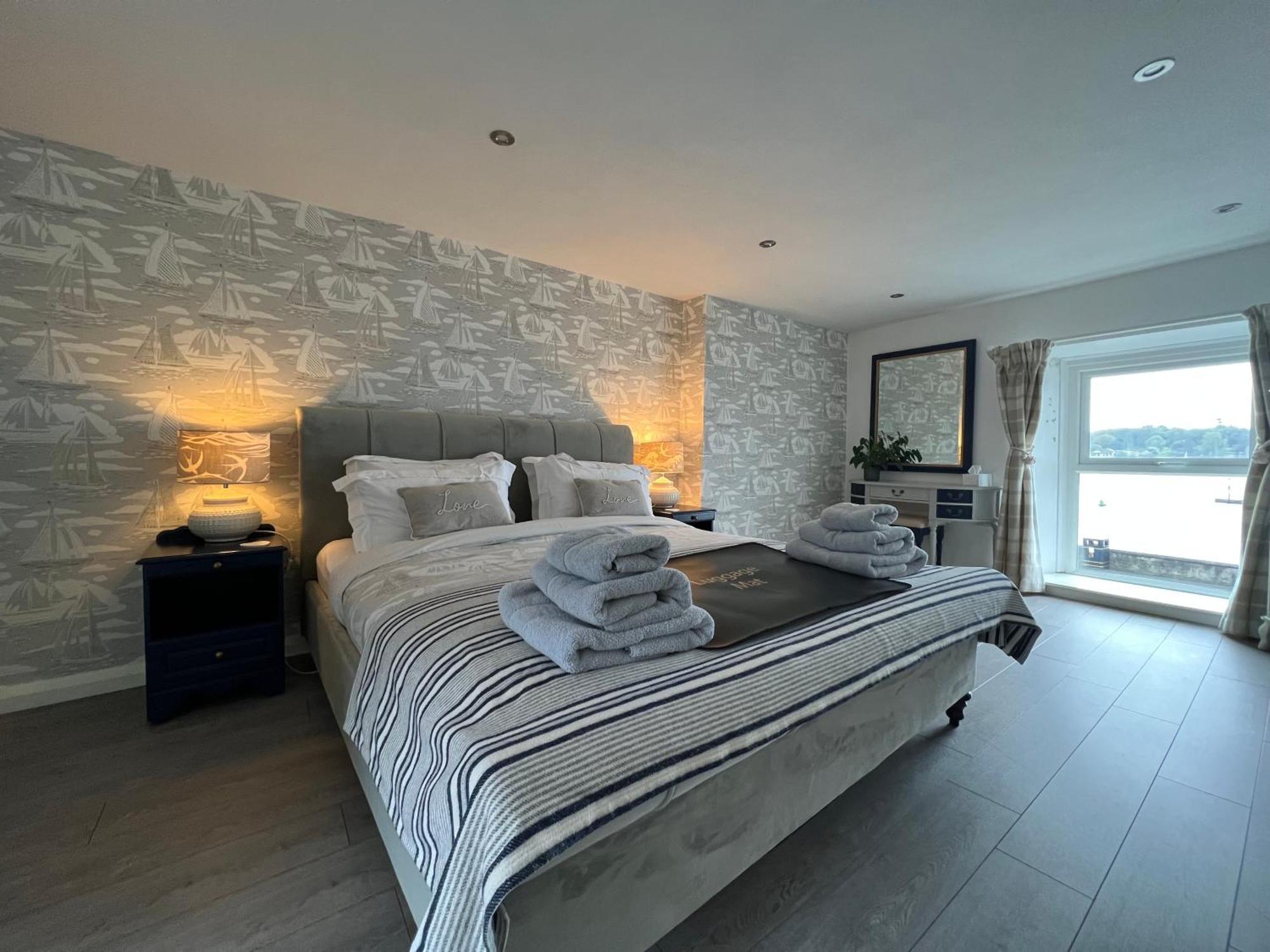 Harbour View On The Lough Edge With Hot Tub *